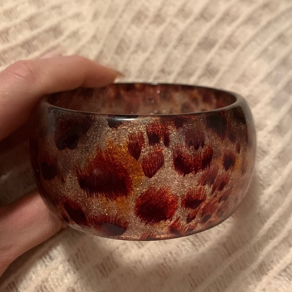 Leopard print glitter resin bracelet - Picture 2 of 7